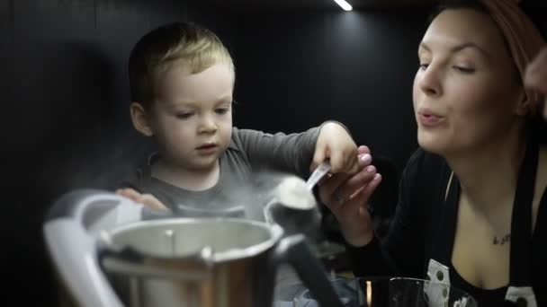 Rodzina Małego Chłopca Młodej Kobiety Gotującej Kuchni Dziecko Maluch Siedzi — Wideo stockowe