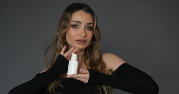 Concept Beauty Young Fashion Model Professional Makeup Demonstrates White Jar — Stock Video
