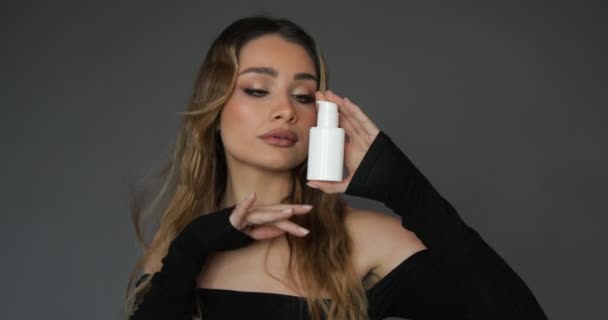 Charming Young Woman Professional Makeup Demonstrates Small White Jar Blowing — Αρχείο Βίντεο