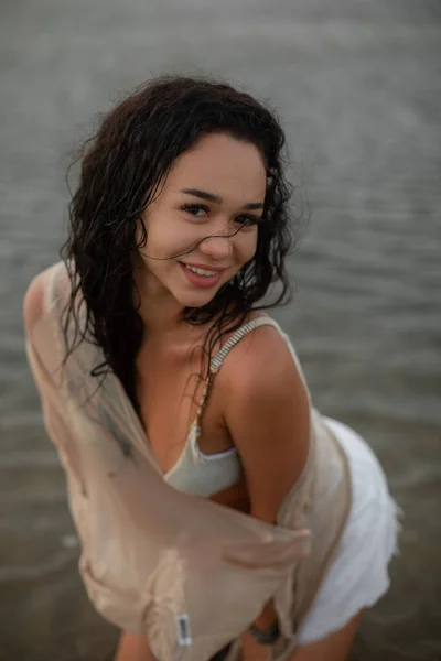 穿着白色比基尼沐浴后的湿头发迷人的年轻女子站在水里看着镜头 快乐和快乐 美妙的时刻 好开心的心情 — 图库照片