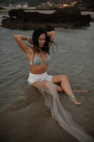 Nadando Atardecer Atractiva Mujer Asiática Joven Traje Baño Con Pareo — Foto de Stock