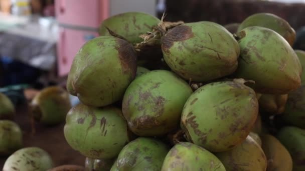 许多美丽的新鲜成熟的椰子躺在地上 椰子汁 健康饮食 维生素和微量元素 异国情调饮料椰子棕榈 招待游客 Fullhd视频 — 图库视频影像