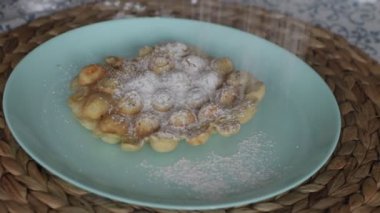 Mini tarçınlı çörekler ve lezzetli malzemelerle dolu, tabakta şeker ile pudralanmış. Kahvaltı için aperatif hazırla, aşçı. Fırın ürünü, mini kek. Tatlı, lezzetli aşçı.