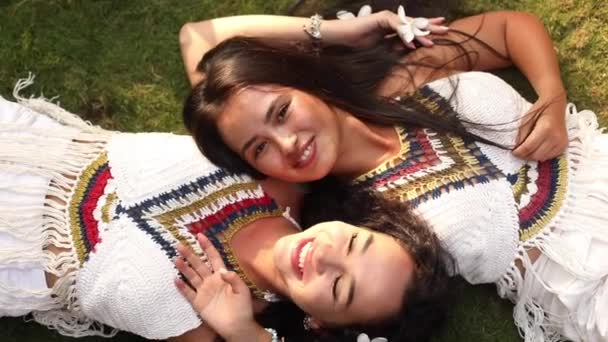 Para Szczęśliwych Opalonych Młodych Kobiet Długimi Ciemnymi Włosami Leży Zielonym — Wideo stockowe