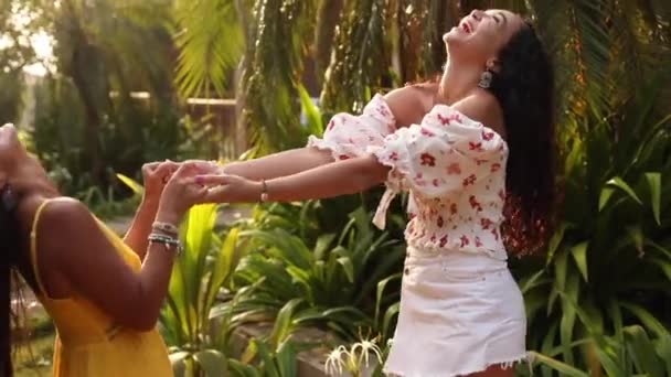 Paraíso Exótico Duas Jovens Mulheres Asiáticas Encantadoras Estão Rindo Alegremente — Vídeo de Stock