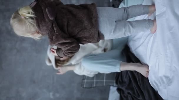 Mãe Filha Vestidas Com Capuzes Ursinhos Pelúcia Aconchegante Engraçado Mãe — Vídeo de Stock