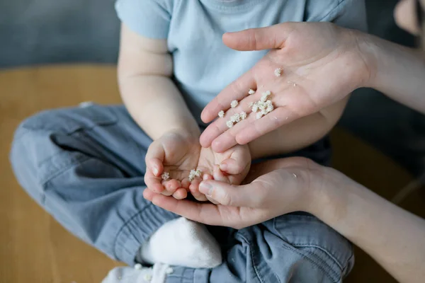 Frauenhände Gießen Weiße Blütenknospen Kinderpalmen Entwicklung Der Feinmotorik Klassen Mit — Stockfoto