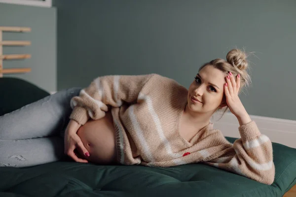 Femeie Gravidă Atractivă Pulover Roz Află Relaxată Canapea Sprijinindu Cot — Fotografie, imagine de stoc