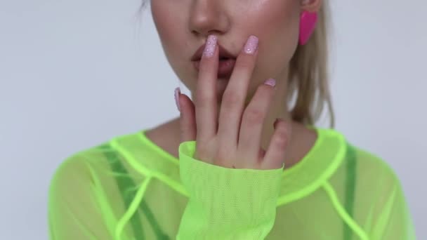 Junge Frau Mit Schöner Frischer Gesunder Haut Demonstriert Sinnlichkeit Streicht — Stockvideo
