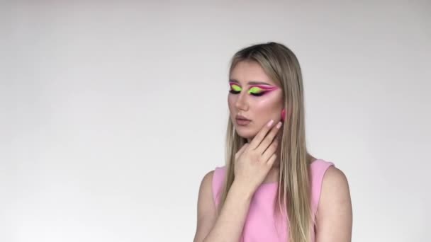 Moderne Modetrends Modelmodel Mit Langen Gepflegten Haaren Gesunder Haut Und — Stockvideo