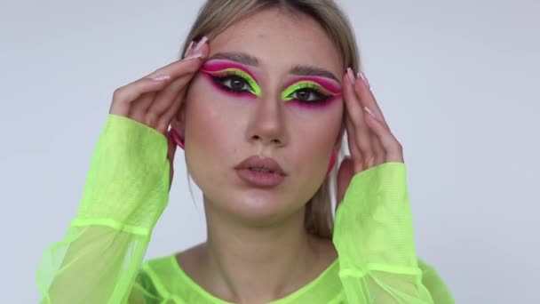 Piękna Młoda Kobieta Świeżą Zdrową Skórą Demonstruje Jasny Neon Makijaż — Wideo stockowe