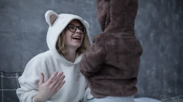 Lernspiele Für Kinder Junge Frau Weißem Teddybär Kapuzenpulli Spielt Szene — Stockvideo