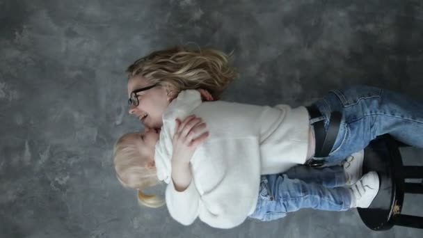 Glückliche Familie Bezauberndes Kleines Mädchen Jeans Und Weißer Bluse Steht — Stockvideo