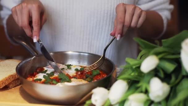 Mujer Irreconocible Con Cuchillo Tenedor Come Shakshuka Perfectamente Cocido Restaurante — Vídeo de stock