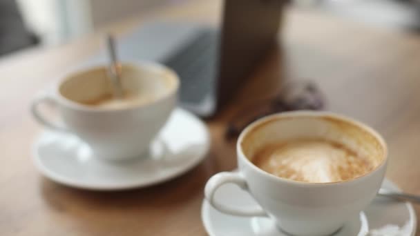 Pár Csésze Frissen Főzött Kávé Asztalon Kávéház Közelségében Bumeráng Videó — Stock videók
