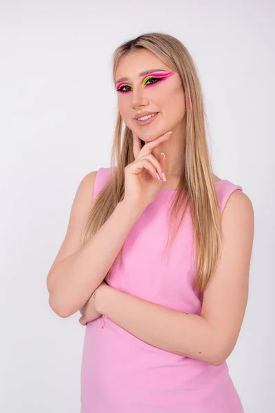 Dobře Upravená Blondýnka Dlouhými Rovnými Vlasy Jasným Neonovým Make Upem — Stock fotografie