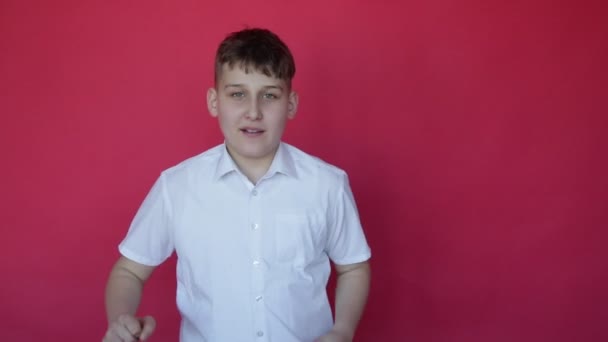 Jarige Tienerjongen Wit Shirt Met Korte Mouwen Danst Heeft Plezier — Stockvideo