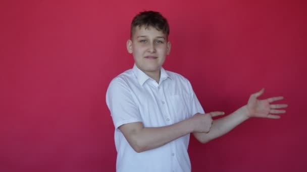 Художній Хлопчик Підліток Показує Погані Хороші Версії Подій Виразами Обличчя — стокове відео