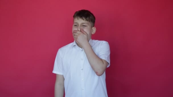 Tiener Jongen Wit Shirt Met Korte Armen Toont Ernstige Vermoeidheid — Stockvideo
