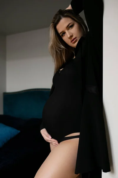 Όμορφη Σέξι Έγκυος Γυναίκα Μαύρο Κοστούμι Αφής Κοιλιά Στέκεται Κοντά — Φωτογραφία Αρχείου