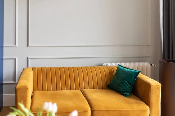 Braunes Velours Sofa Mit Grünem Kissen Wohnzimmer Komfortabler Stilvoller Ruheplatz — Stockfoto