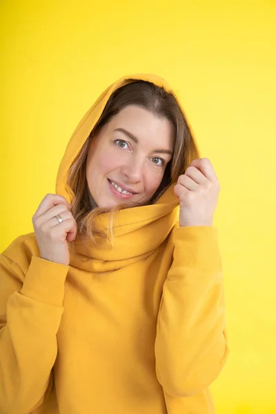 Amarillo Color Emociones Positivas Atractiva Mujer Años Con Capucha Amarilla —  Fotos de Stock