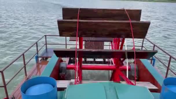Barco Impulsado Por Molino Agua Mecánica Vídeo Horizontal Navegar Pescar — Vídeos de Stock