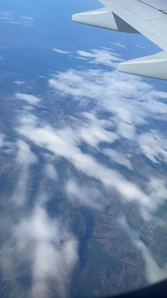 Vliegtuigraamzicht Boven Witte Wolken Verticale Video Luchtvlucht Hemel Wolkenlandschap Vleugel — Stockvideo