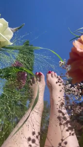 Pés Femininos Levantados Sem Sapatos Descansam Natureza Vídeo Vertical Relaxante — Vídeo de Stock