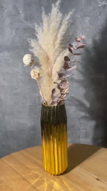テーブルの上に花瓶のドライフラワーの花束 装飾的な花の時間経過ビデオ 手作りの装飾 美しい花の配置 スタイリッシュなインテリア装飾 静物画 家の装飾 — ストック動画