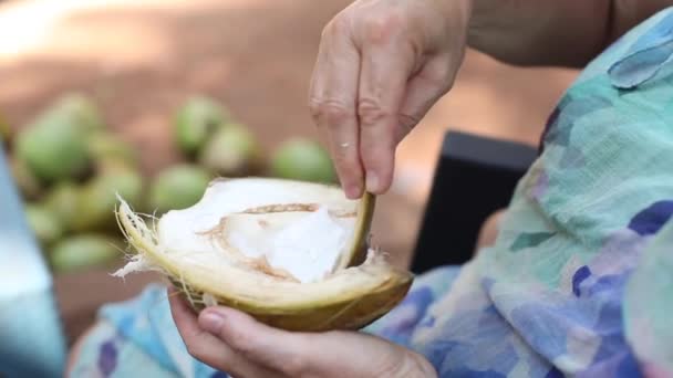 Film Zbliżenie Przycięte Kobieta Ręka Biorąc Biały Soczysty Miąższ Kokosowy — Wideo stockowe