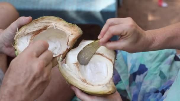 Zamknij Wideo Przyciętych Rąk Biorąc Białe Soczyste Mięso Kokosowe Naturalnych — Wideo stockowe