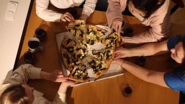 Kamarádky Setkávají Sdílením Pizzy Sedí Stolu Popíjejí Spolu Olivový Sýr — Stock video