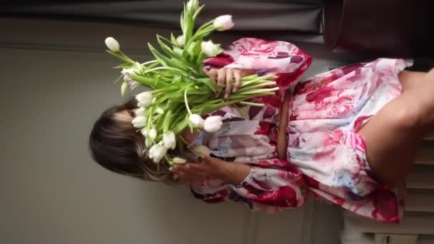 Vertical Sorrindo Mulher Loira Vestido Flor Rosa Segurando Buquê Flor — Vídeo de Stock