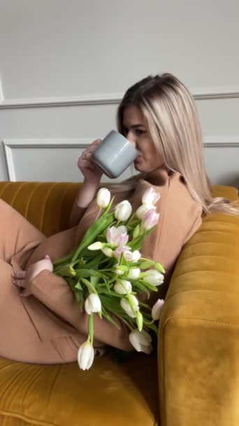 Szczęśliwa Ciężarna Kobieta Pije Kawę Świeżymi Białymi Tulipanami Pionowe Wideo — Wideo stockowe