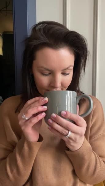 Szczęśliwa Kobieta Pije Poranną Kawę Przy Oknie Pionowy Domowy Kobiecy — Wideo stockowe