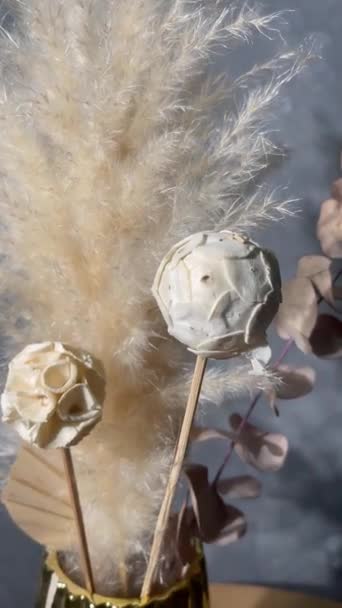 Egy Csokor Szárított Virág Vázában Szekrény Száraz Gyógynövények Videó Háttér — Stock videók