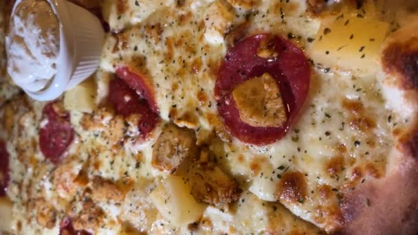 Pečená Sýrová Pizza Uzenými Klobásami Česnekovou Omáčkou Vertikální Jídlo Video — Stock video
