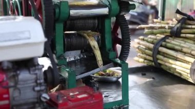 Erkek işçilerin meyve suyu üretimi için teknik makine kullandıklarını gösteren bir video. Doğal ürün, sıkma suyu. İşletme için kullanılan tarım ürünleri ekin