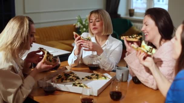 Mulheres Amigos Colegas Que Reúnem Comem Pizza Bebem Vinho Mesa — Vídeo de Stock