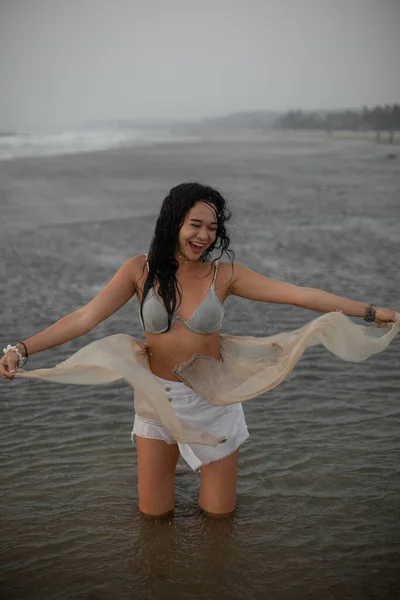 Feliz Atardecer Atractiva Mujer Asiática Joven Traje Baño Con Pareo — Foto de Stock