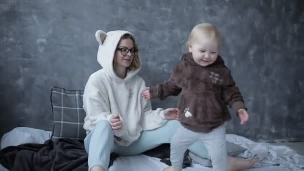 Gelukkige Jeugd Klein Meisje Pluche Hoodie Van Bruine Teddybeer Speelt — Stockvideo