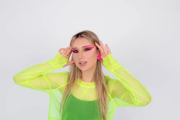 Twarzą Twarz Młoda Kobieta Model Pokazuje Modny Neon Makijaż Podnosząc — Zdjęcie stockowe