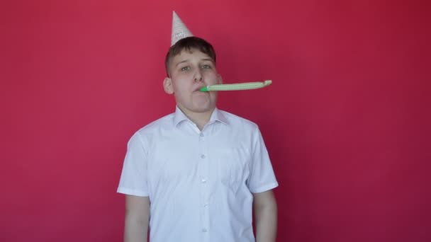 Urodziny Letni Uroczy Nastolatek Koszuli Krótkim Rękawem Świątecznym Kapeluszu Wznosi — Wideo stockowe