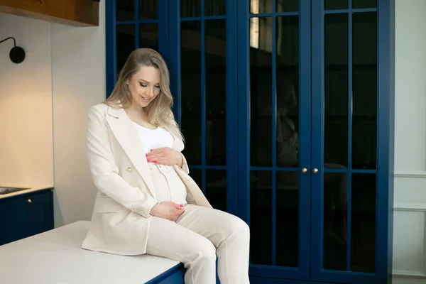 Femeia Însărcinată Părul Lung Fermecătoare Pantaloni Albi Stă Acasă Își — Fotografie, imagine de stoc