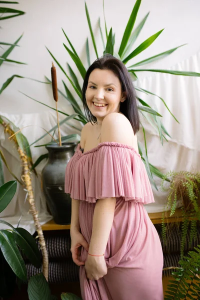 Ευτυχισμένη Γυναίκα Σχεδιαστής Τοπίου Ροζ Ώμο Φόρεμα Απολαμβάνει Όμορφα Φυτά — Φωτογραφία Αρχείου
