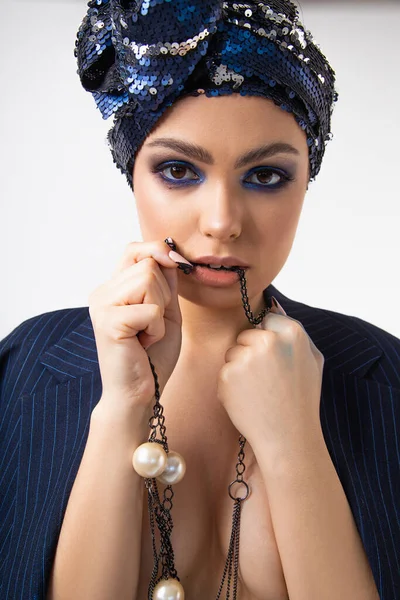 Fashionabla Porträtt Lyxig Ljus Brunett Blå Orientalisk Turban Med Kväll — Stockfoto