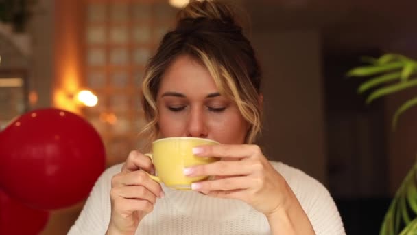 Jovem Encantadora Desfruta Delicioso Cappuccino Bela Caneca Cerâmica Amarela Enquanto — Vídeo de Stock