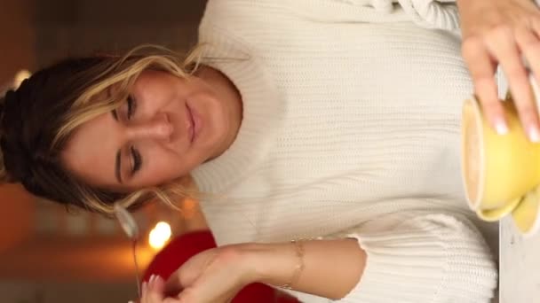 Poranne Cappuccino Młoda Kobieta Delektuje Się Pyszną Pianką Cappuccino Pięknego — Wideo stockowe