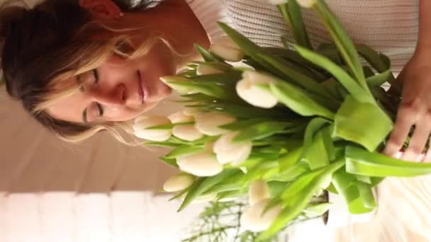 Gelukkige Charmante Jonge Vrouw Geniet Van Boeket Witte Tulpen Knuffelt — Stockvideo